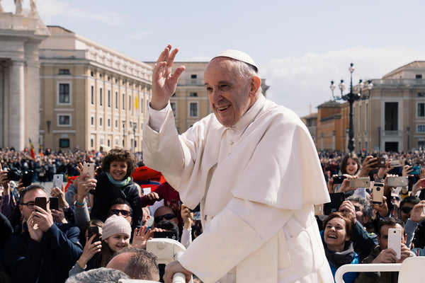 Pope Salute the crowd in St Peter Square