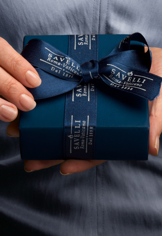 Person holding a Savelli Gift