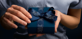 Person holding a Savelli Gift