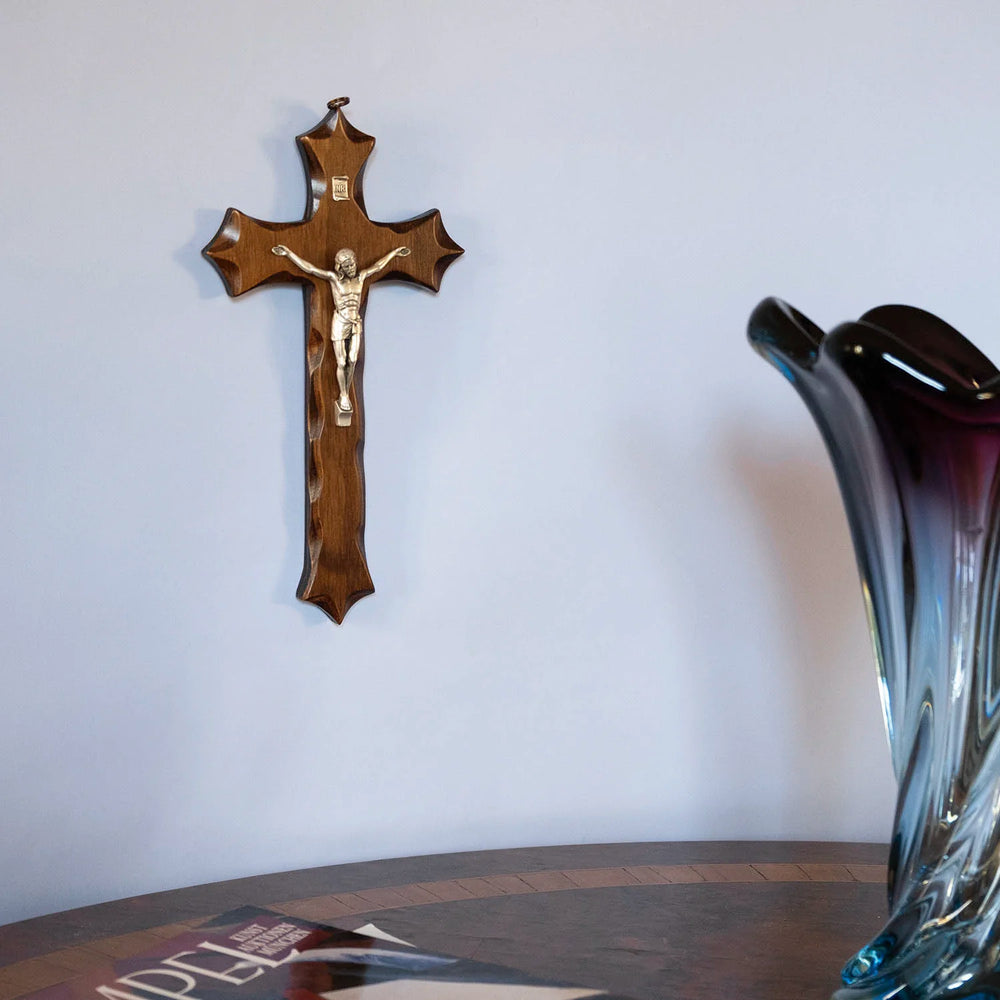 Crucifix with three lobed points