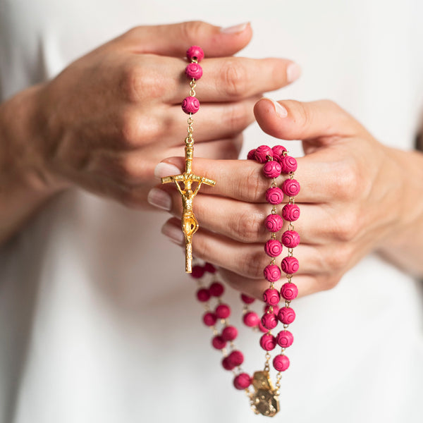 Scented rosary with rose petals
